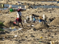Continua la depredacion del río Masacre extrayendo grandes cantidades de arena
