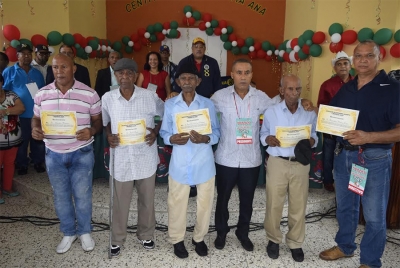 Santaneros reconocidos en el Centro Comunal de la sección Santa Ana en el municipio Villa Tapia.
