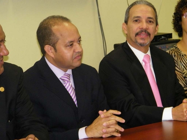 El director general del Complejo Hospitalario Ciudad de la Salud, Félix Hernández y el juramentado como subdirector Luis Santana.