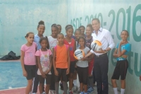 Dirigente comunitario apadrina equipo volleyball en Cansino Adentro
