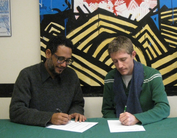 A la izquierda, el doctor Ángel Pichardo Almonte y Timothy Shenk, firma el convenio de colaboración entre ambas instituciones.