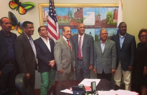 El aspirante presidencial y ministro de Economía, Planificación y Desarrollo, Juan Temistoclés Montás, posa con seguidores durante su visita a Estados UNidos, donde hace campaña proceletista
