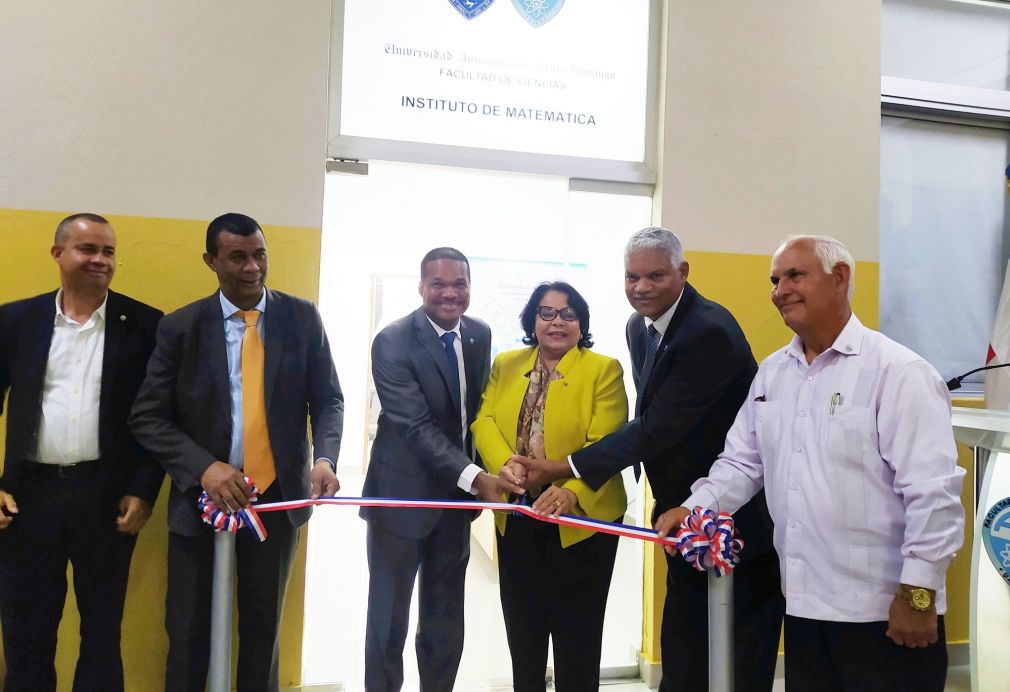 La rectora Emma Polanco Melo, el decano de la Facultad de Ciencias, Radhamés Silverio durante el corte de cinta en la inauguración del Instituto de Matemática de la UASD.