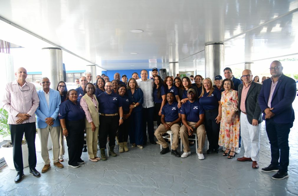 Los 40 profesionales dominicanos fueron distinguidos por su entrega, profesionalismo y vocación de servicio durante la asistencia brindada a las comunidades afectadas por el terremoto.