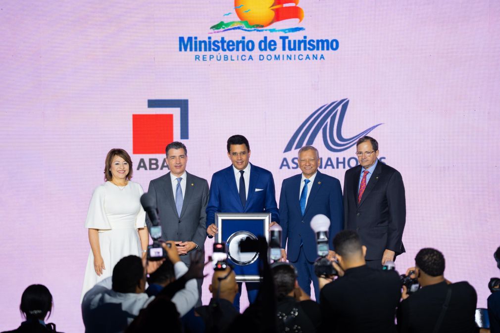 La Asociación de Bancos Múltiples de la República Dominicana reconoció a David Collado por su transparencia y promoción de inversiones turísticas.