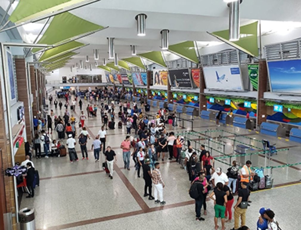 Viajeros se disponen abordar en el Aeropuerto Internacional Las Américas José Francisco Peña Gómez (AILA).