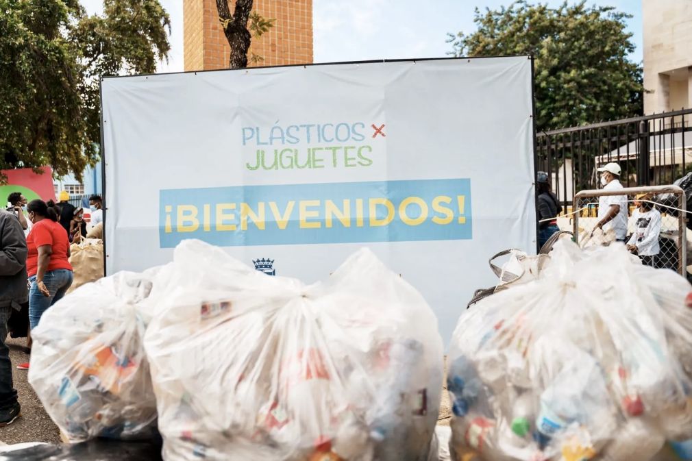 La alcaldesa del Distrito Nacional habló sobre la ampliación del programa “Plásticos por Juguetes” a “Plásticos por Útiles Escolares”.