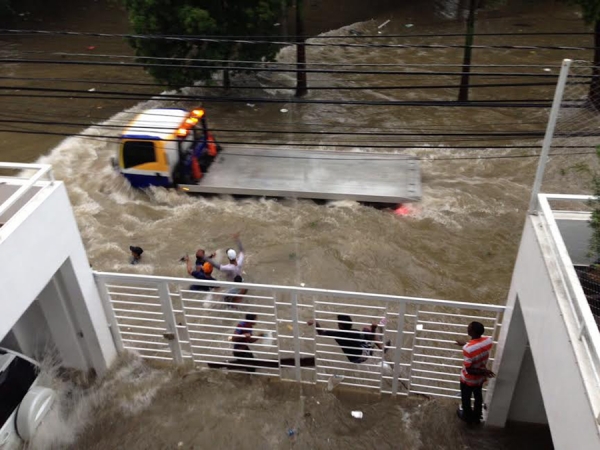 En estas condiciones se mantienen las calles afectadas con las inundaciones por los aguaceros en la Urbanización Fernández.