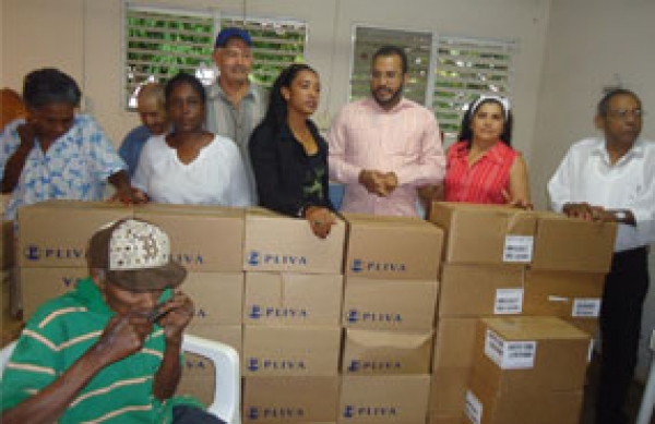 Fundación entrega decenas de cajas de medicamentos