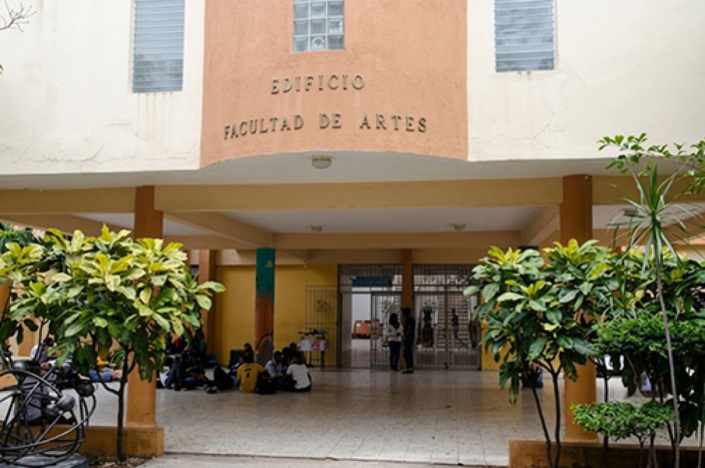 Fachada del edificio de la Facultad de Artes de la UASD. Foto de archivo.