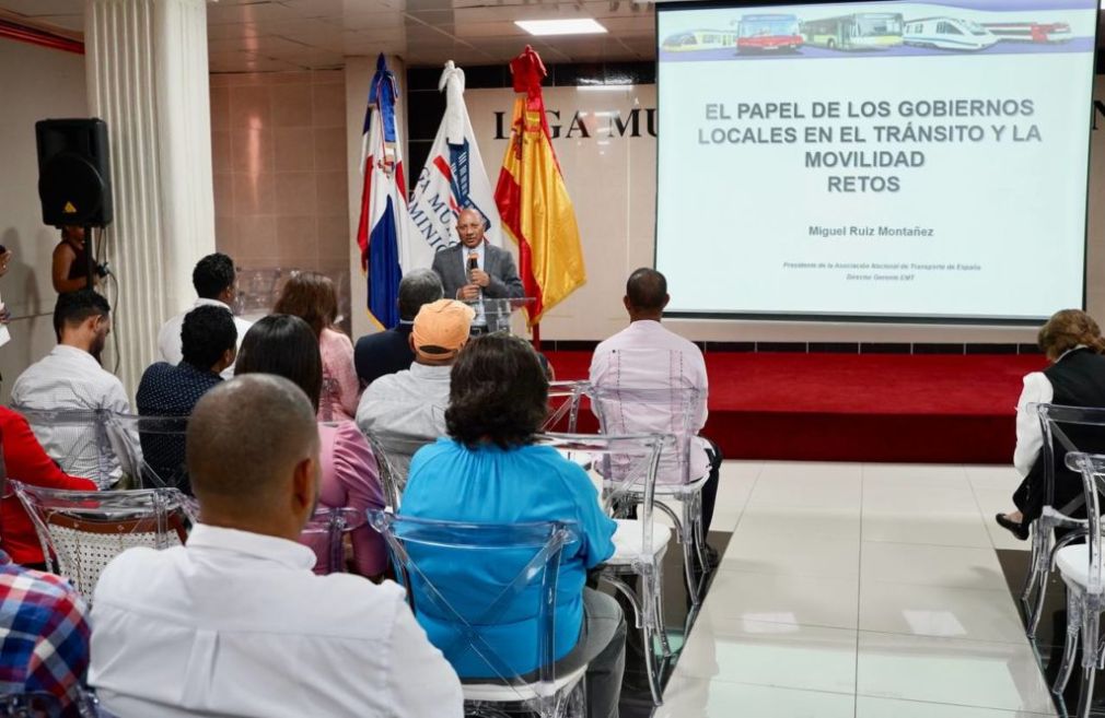 La conferencia estuvo a cargo de Miguel Ruiz Montañez, presidente de la Asociación Nacional de Transporte Colectivo (ATUC), y director general de la Empresa Operadora del Transporte Urbano (ETM Málaga).