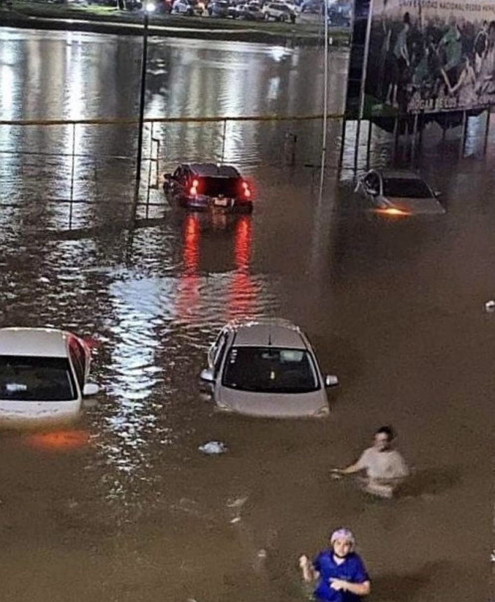Las lluvias torrenciales inundaron gran parte de Santo Domingo la tarde-noche del viernes.