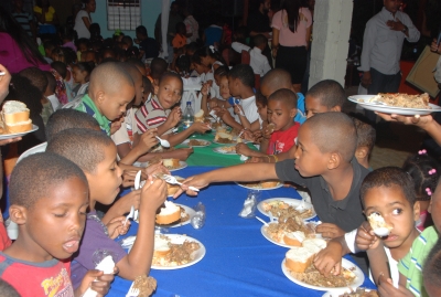 Fundación Alimentando un Niño sirve cena a más de 500 infantes