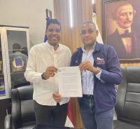 La Alcaldía de San Pedro de Macorís y la Fundación Botellas de Amor convertirán en juegos y mobiliarios los 1.8 millones de botellas recolectadas en “Plásticos por Escolares”.