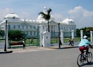 Foto de archivo del Palacio Presidencial de Haití antes de ser destruido por un terremoto.