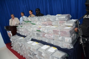 926 paquetes de cocaina incautadas en oporación conjunta de varios organimos de defensa y antinarcoticos.