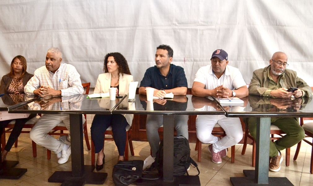 Mesa principal del evento del movimiento ambiental y la delegación de la iniciativa por el tratado sobre combustibles fósiles. De izquierda a derecha, Ingrid Paulino de Nizao, Juan Adalberto Beltré de Los Negros de Azua, Amira Serhani y Andrés Gómez de la iniciativa por el tratado sobre los combustibles fósiles, Franklin Ubrí de Sabana Uvero de Paya, y David Montes de Oca de San Pedro de Macorís.
