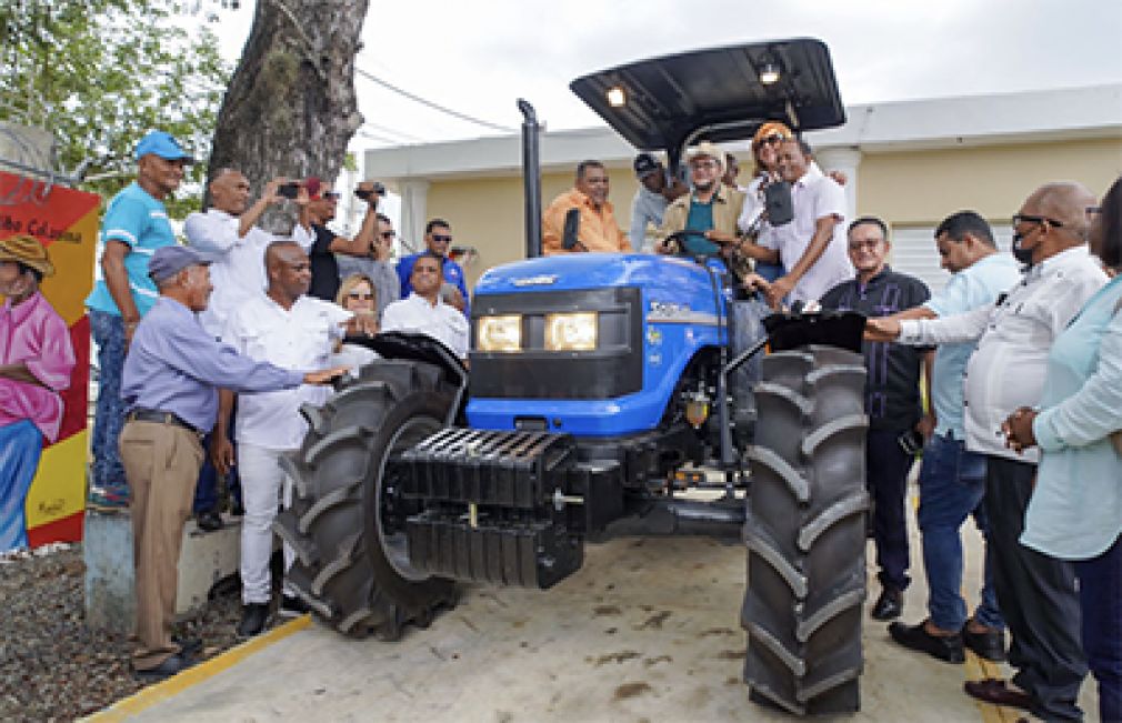 Hécmilio Galván, director del FEDA, acompañados los directivos de la Cooperativa Agropecuaria Luz Oriente y funcionarios locales encienden el tractor entregado a dicha cooperativa agropecuaria.