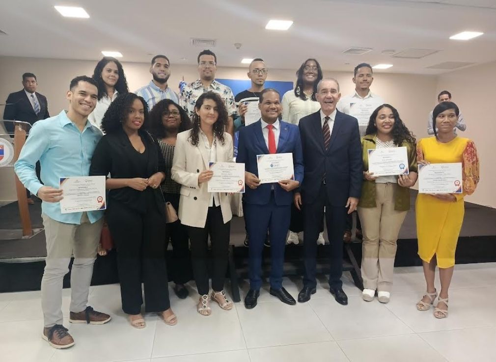 El maestro Radhamés Silverio González, vicerrector de Investigación y Postgrado de la UASD, el ministro del Mescyt, doctor Franklin García Fermín y los estudiantes que obtuvieron los primeros lugares en el IX Congreso Estudiantil de Investigación Científica y Tecnológica (CEICyT 2024), un evento científico de los más importantes de la República Dominicana.