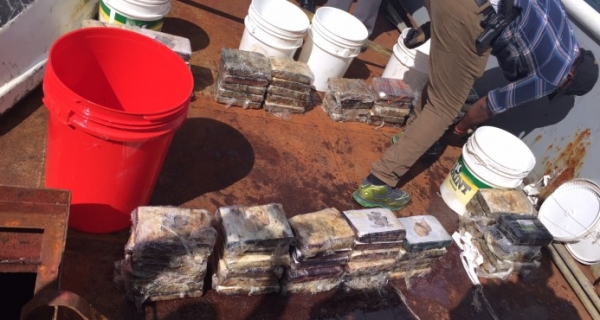 Apresan siete hombres con 79 paquetes drogas en alta mar: