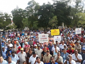 Miles de personas se manifestaron en favor de una solución a la escasés de agua en la provincia Peravia.