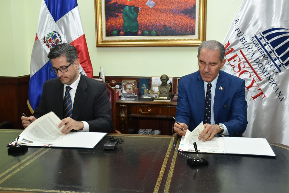 El acuerdo fue suscrito por el titular del Mescyt, Franklin García Fermín, y el presidente decano de Spain Business School, Miguel Ángel Blanco Cedrún.