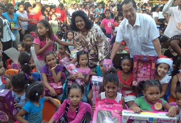 Senadora y embajador de Taiwán entregan juguetes