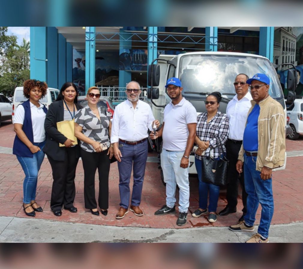 Durante la entrega del nuevo camión versátil, acompañaron al alcalde Santo Ramírez los regidores Carolina Díaz y Niurkis Mejía, así como funcionarios de diferentes departamentos, entre ellos Activos Fijos y Compras.
