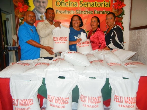 Senador inicia amplio operativo de entregas de ayudas navideñas en Sánchez Ramírez