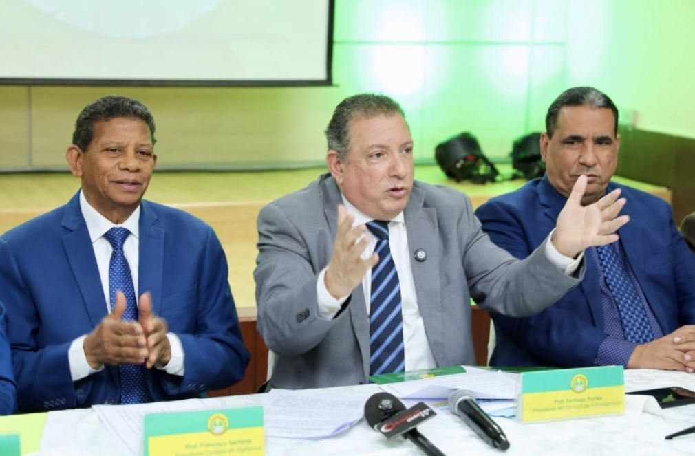 Profesor Santiago Portes, presidente COOPNAMA, habla a los periodistas.
