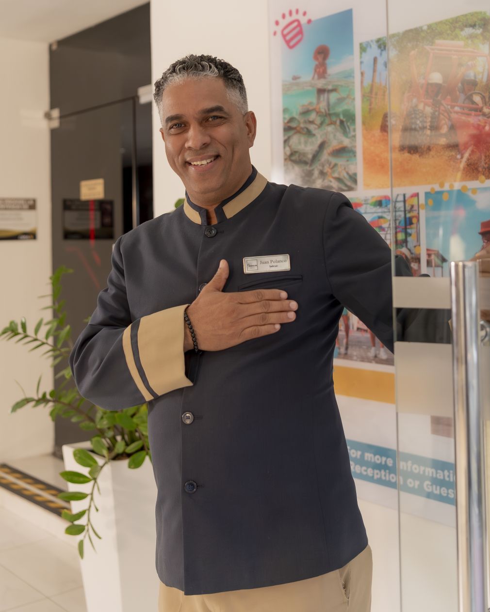 Recepcionista encargado de mostrar al los huésped las nuevas facilidades que ofrece la cadena hotelera.