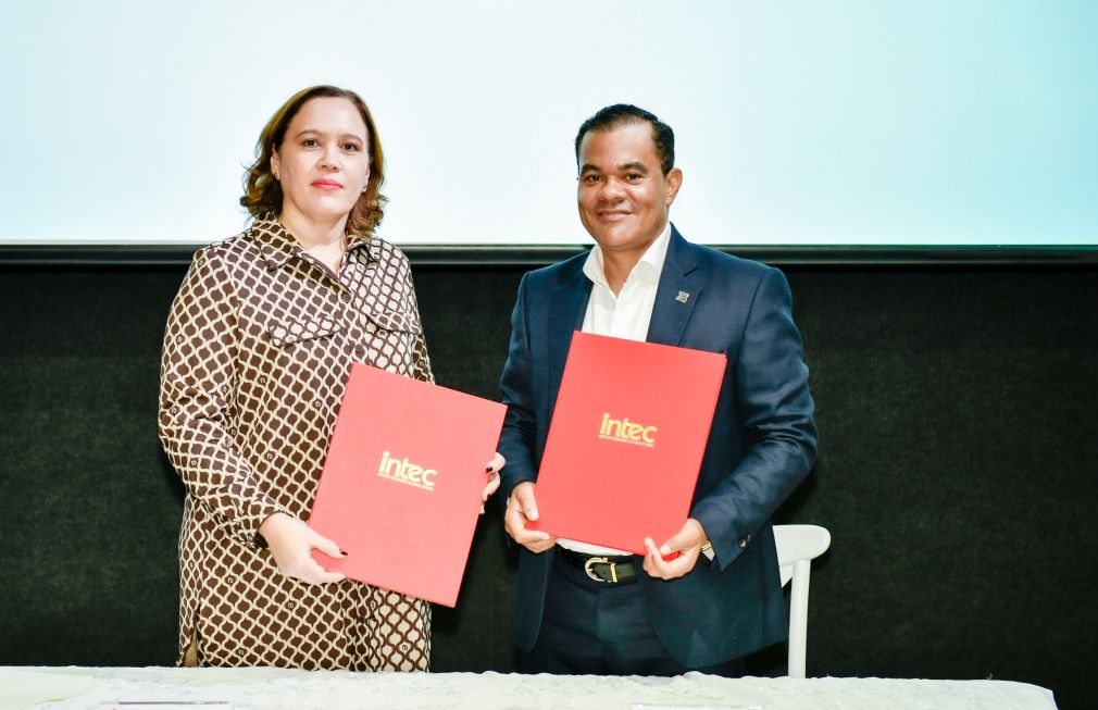 Directores de la DIDA e INTEC suscriben acuerdo.