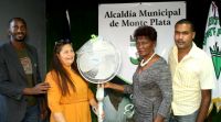 La alcaldesa de Monte Plata, Altagracia Herrera de Brito, dispuso más de 300 regalos, compuestos por ollas de presión, colchas, licuadoras, abanicos, lavadoras, entre otros.