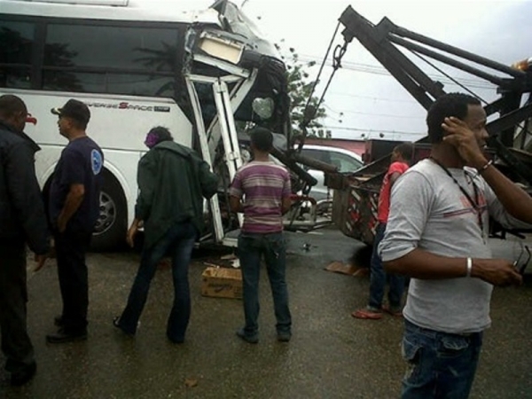 Un muerto y más de 20 heridos al accidentarse en autopista Duarte