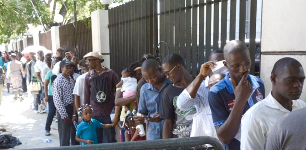 Haitianos forman filas en procura de conseguir la entrega de sus carnés que les acredita como regularizados el 11 de agosto de 2015 en la verga del Edificio de Oficinas Gubernamentales, donde entonces estaba la Dirección de Migración.