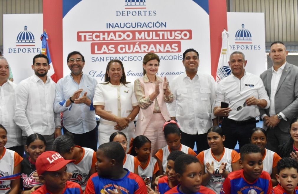 El techado multiusos de Las Guáranas fue entregado por la vicepresidenta Raquel Peña y el ministro de Deportes, Kelvin Cruz.