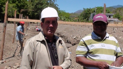 Gobernador visita construcción de escuela San José de Ocoa. 