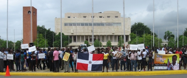 Decenas de dominicanos de ascendencia haitiana picotearon esta mañana la cede del Congreso Nacional, en demanda de los legisladores los escuchen en la su lucha contra la injusticia de la JCE, que los desnacionalizó con la resolución 12-07, por su único delito de tener como padre a nacionales haitianos