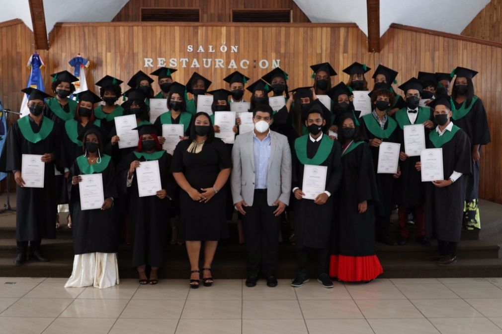 31 nuevos bachilleres técnicos se graduaron de la carrera de Control de Procesos Ambientales.