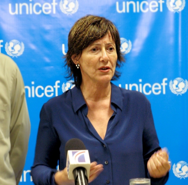 María Jesús Conde representante de UNICEF habla en la rueda de prensa.
