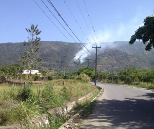 Fuego forestal afecta una de las montañas del Cibao, como se puede visualizar desde lejos cuando ya se están desarrollando.