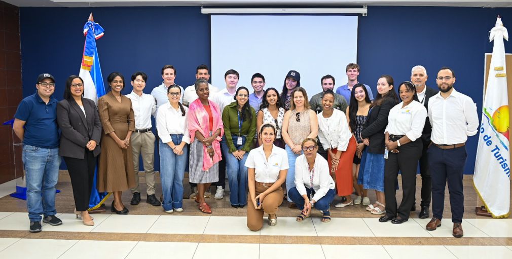 Los jóvenes participaron en una conferencia sobre inteligencia de datos aplicada al turismo, realizada en el salón multiusos del MITUR y coordinada por la Dirección de Formación y Extensión Comunitaria.