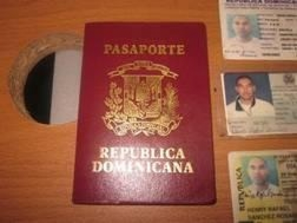 Aprensan hombre con documentos falsos buscaba pasaporte