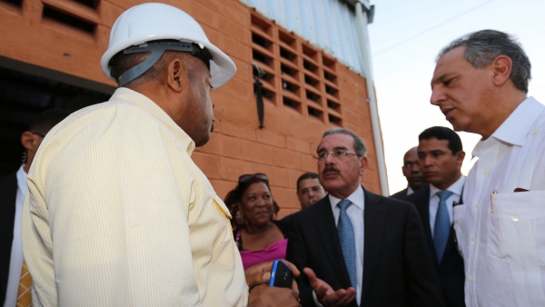 Presidente se queja por retraso en construcción mercado en Azua 