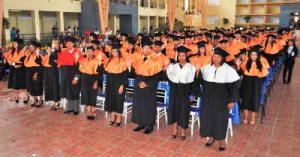 Centro UASD-Higüey gradúa 214 nuevos profesionales