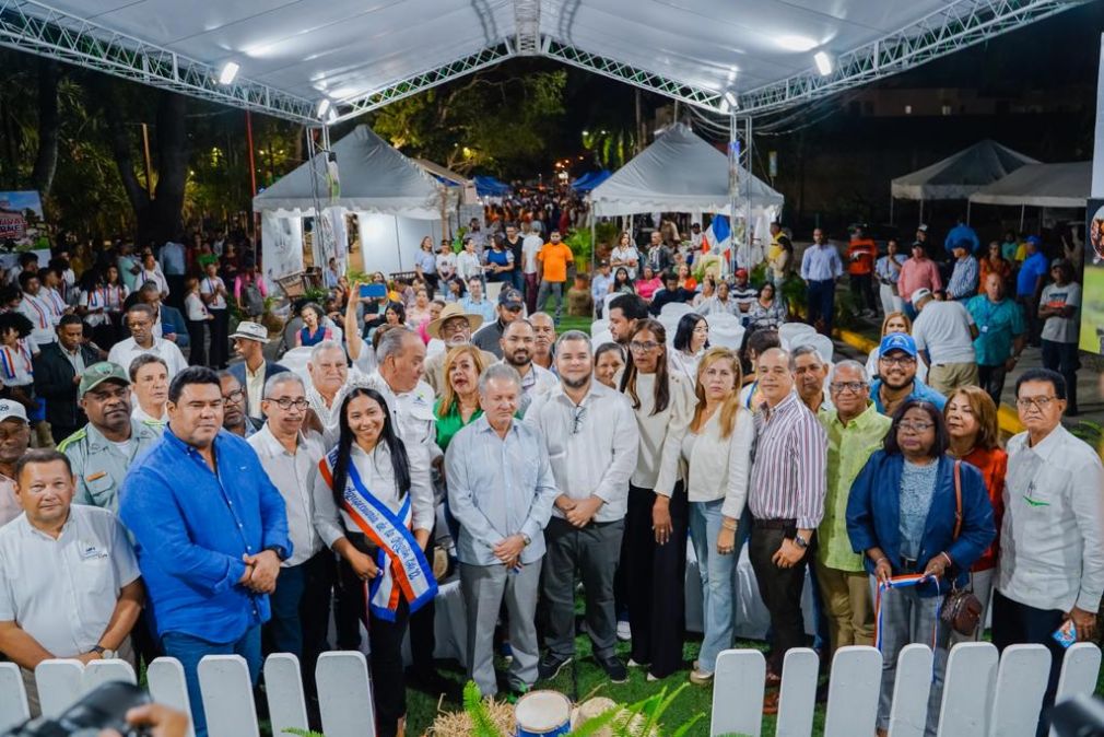 Hecmilio Galván inauguró el primer Festival de la Carne y anunció programas a favor del sector. 