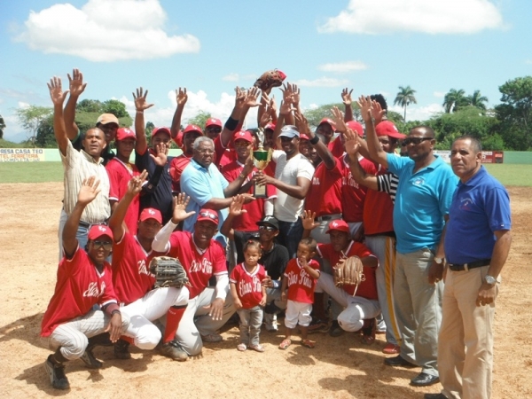 Víctor Almánzar, presidente de la Fedosa, premia al equipo de Elías Piña como campeón del Molinete Fronterizo..
