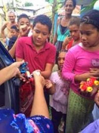 Dirigente comunitaria entrega miles de Juguetes a niños en Tenares