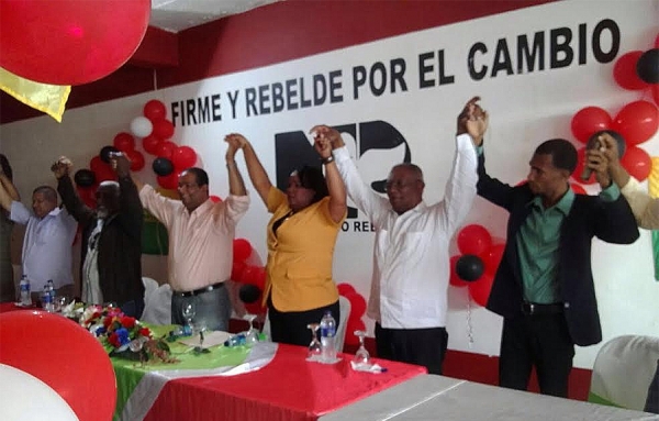 Momentos en que los dirigentes del Frente Amplio y Movimiento Revelde levantan las manos de Marcos Tavárez en señal de triunfo, en su apoyo a la candidatura a alcalde del municipio Sabana Grande de Boyá.