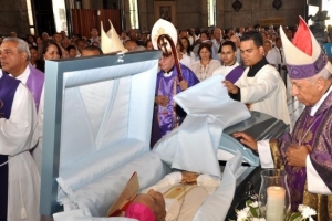 Intierro de monseñor Juan Antonio Flores en La Vega 
